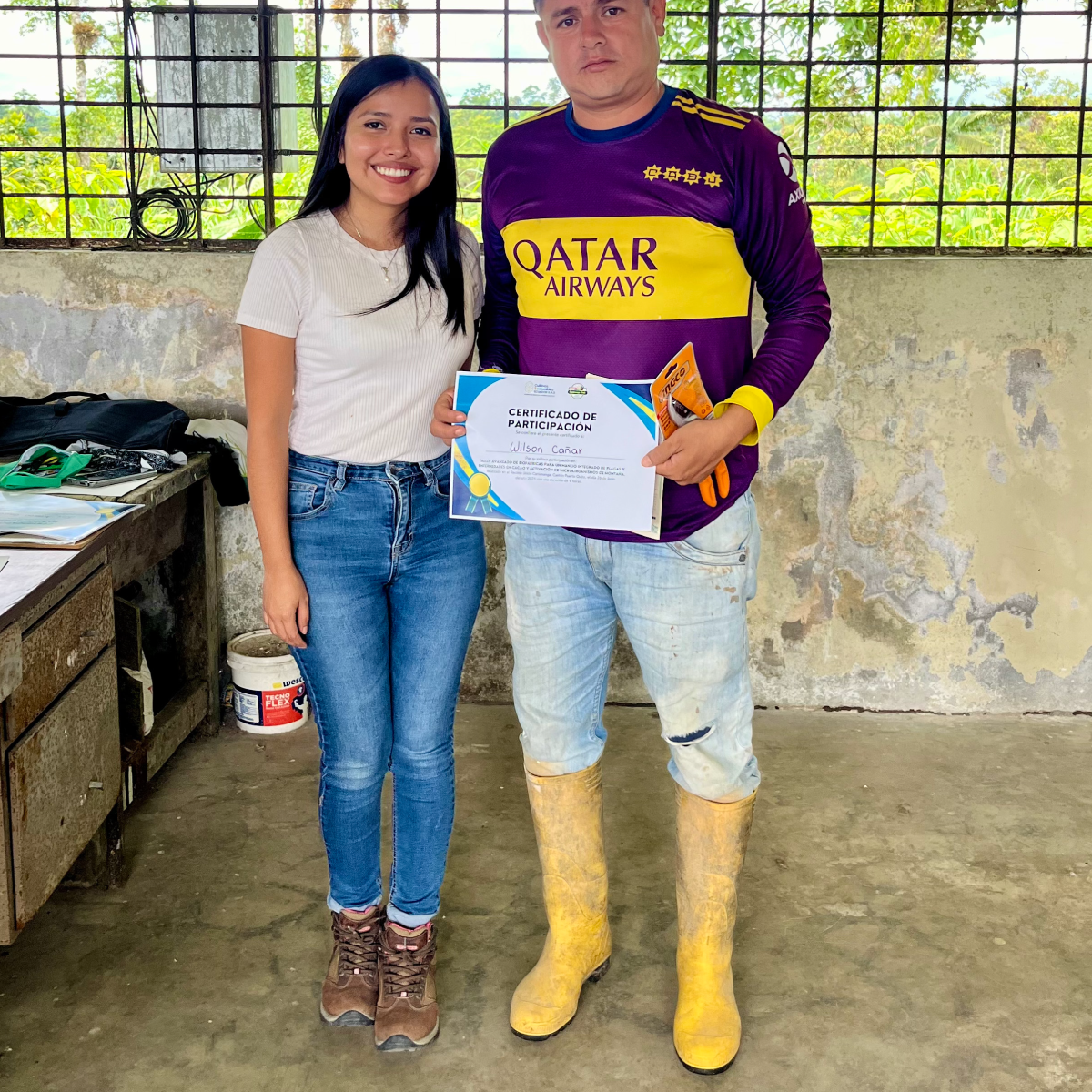 Haciendo entrega del certificado de Cultivos Sostenibles