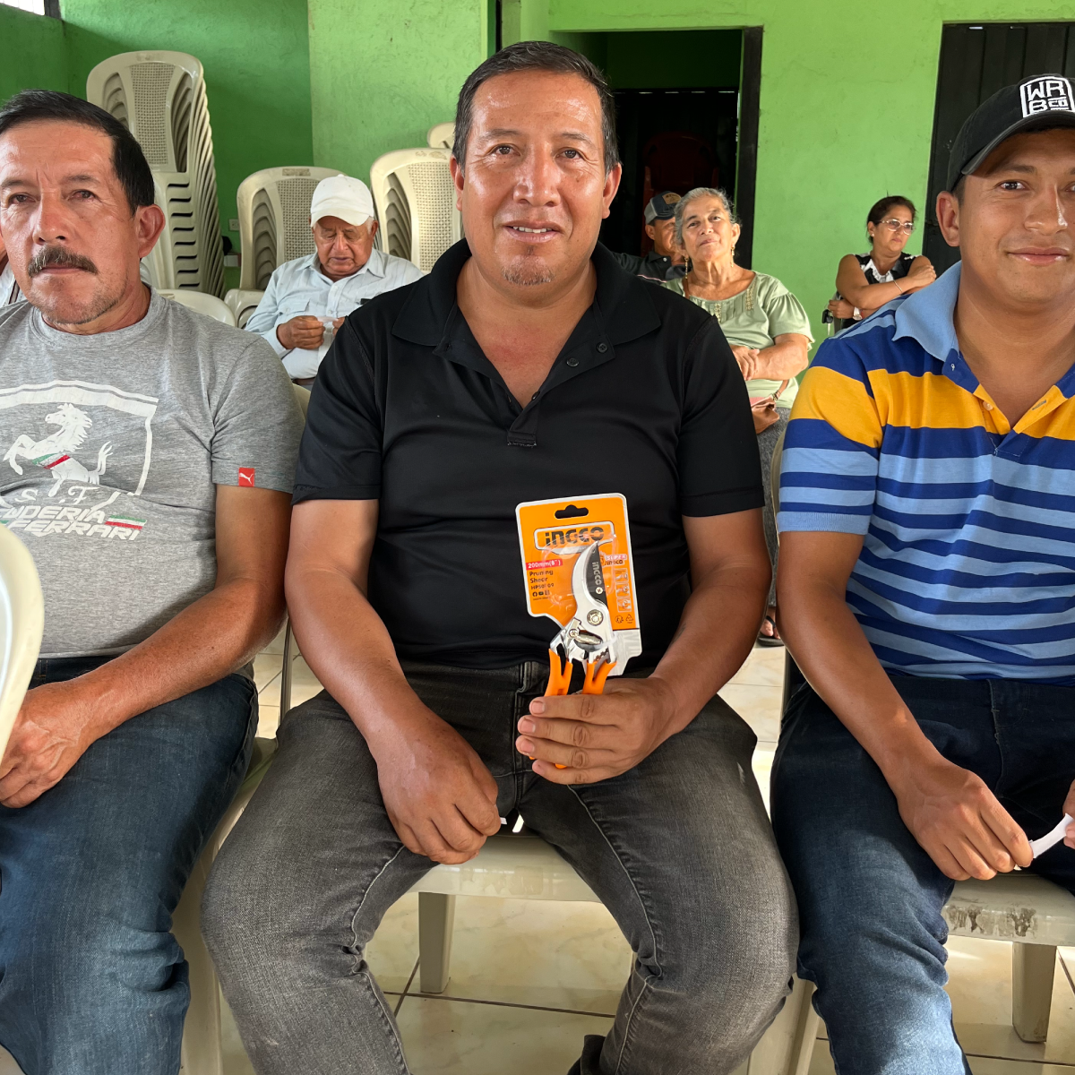 Recibiendo insumos de la capacitación